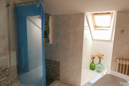 阿斯托加Vut RAQUEL的带淋浴和盥洗盆的浴室