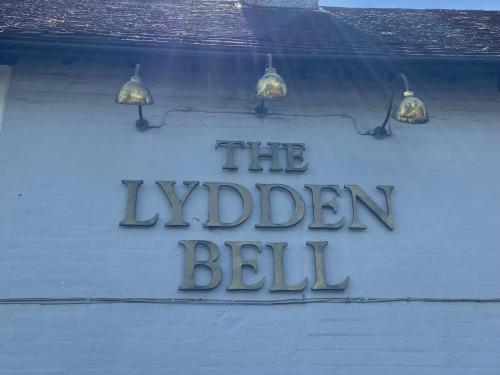 多佛尔The Lydden Bell的建筑物一侧的灯号