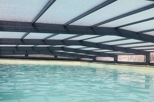LuzilléLongère avec Piscine Couverte Chauffée privative de Avril à Septembre的室内游泳池
