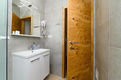 MiholašćicaRooms FOREVER的浴室设有白色水槽和镜子