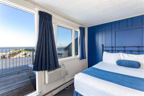 普罗温斯敦普罗文斯镇酒店的一间卧室设有一张床和一个大窗户