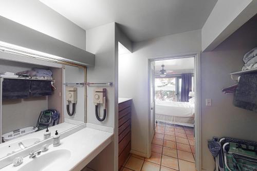 蒙内罗亚Kepuhi Beach Cottage 2B的一间带水槽和镜子的浴室