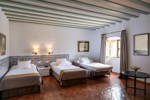 阿尔玛格鲁帕拉朵阿尔马格罗酒店的酒店客房设有两张床和一张桌子。
