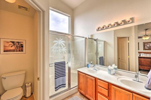 皮奥里亚Radiant Peoria Paradise House with Pool and Patio!的浴室配有卫生间、盥洗盆和淋浴。