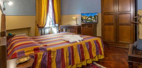 特拉莫Hotel Corte dei Tini的一间卧室配有一张床,床上有毛巾