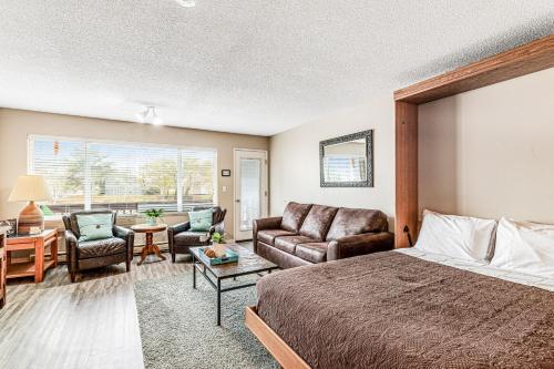 內斯科温Proposal Rock View的一间卧室设有一张床和一间客厅。