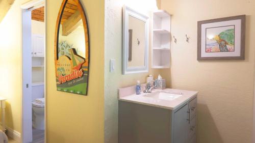 拉海纳Maui Westside Presents: Papakea J401 Top floor Ocean Views的一间带水槽和镜子的浴室