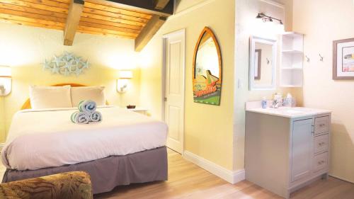 拉海纳Maui Westside Presents: Papakea J401 Top floor Ocean Views的一间卧室设有一张大床和一个水槽