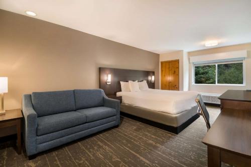 加文门特营胡德山贝斯特韦斯特酒店的酒店客房,配有床和沙发