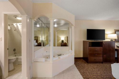 尤里卡斯普林斯奥沙克贝斯特韦斯特酒店的一间带浴缸的浴室和一台电视机