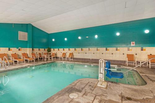 西塞德贝斯特韦斯特海景度假酒店 的健身房内的游泳池,里面设有椅子