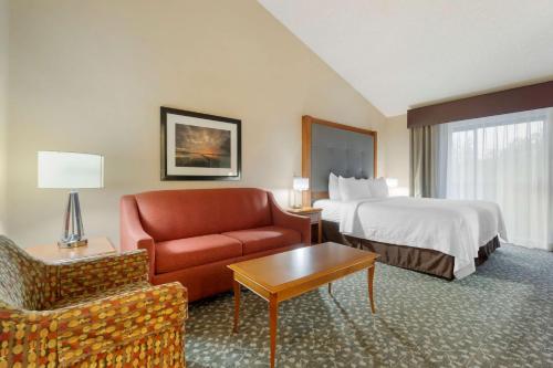 奥克港奥克港贝斯特韦斯特优质酒店及会议中心的酒店客房,配有床和沙发