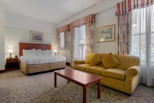 西雅图Best Western Plus Pioneer Square Hotel Downtown的酒店客房,配有床和沙发