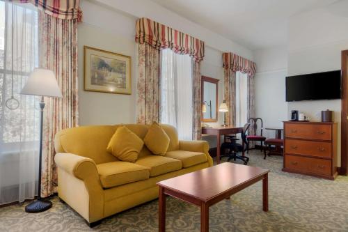西雅图Best Western Plus Pioneer Square Hotel Downtown的客厅配有黄色的沙发和桌子