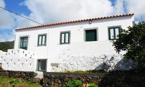 São MateusCasa do Arrodeio的白色的石墙房子