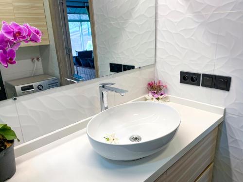波拉波拉Fare To'erau - New cozy vacation home on Bora Bora的一个带白色碗水槽的柜台浴室