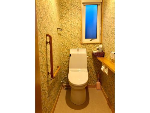 鹤居村Farm Inn Torch A - Vacation STAY 92716v的一间带白色卫生间的浴室和窗户。