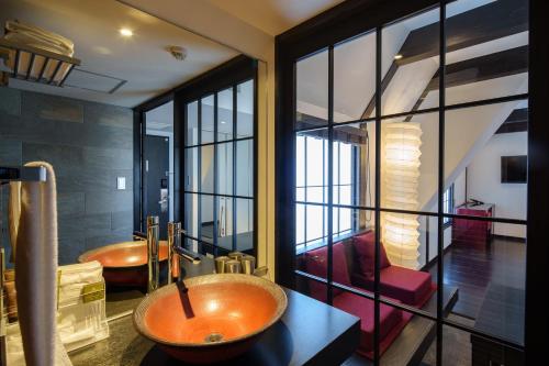 东京涩谷酒店的客房内设有带水槽和浴缸的浴室