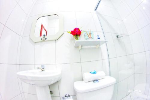阿布拉奥Suites Casa Azul-Vila do Abraão- conforto, limpeza, ótima localização的白色的浴室设有卫生间和水槽。