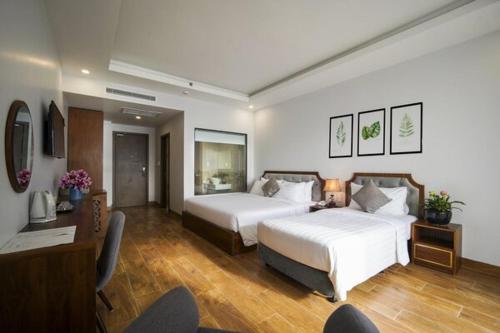 富国The May Phu Quoc Hotel的酒店客房配有两张床和一张书桌