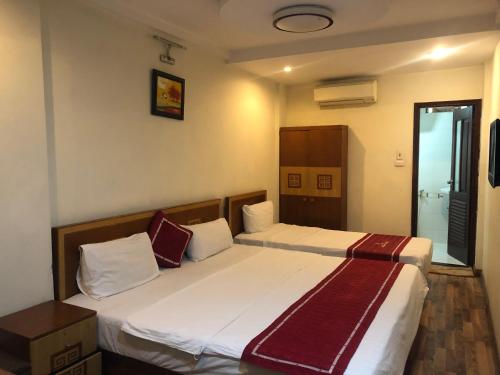 河内Hanoi Charming House的一间卧室,配有两张床