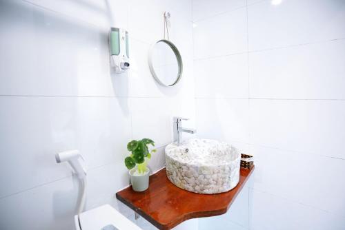 下龙湾Private room in Halong center-Almor Homestay的一间带水槽和镜子的浴室