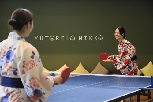 日光YUTORELO日光 - 旅舍(Yutorelo Nikko)的两个女人打乒乓球