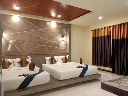 高兰兰塔珍珠海滩度假酒店 的配有两张床的旅馆客房