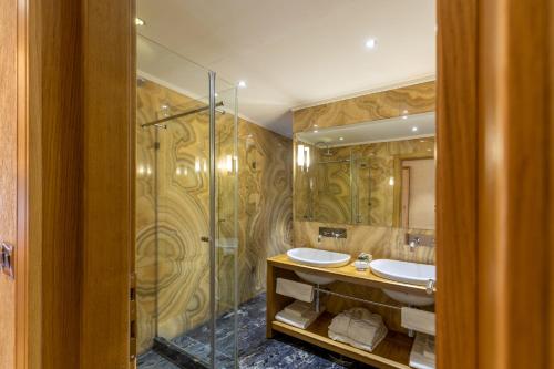 科托尔瓦尔达尔酒店的一间带两个盥洗盆和淋浴的浴室