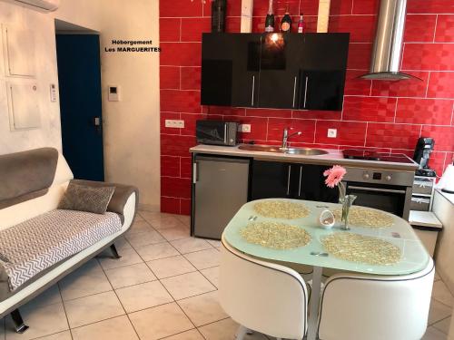 埃佩尔奈La Petalerie的厨房配有桌子、水槽和桌子