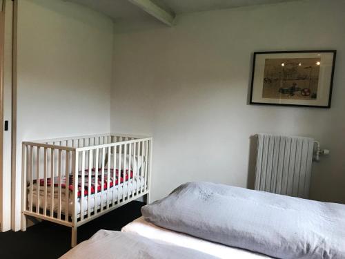 阿恩堡提可洛住宿加早餐酒店的一间卧室配有婴儿床和散热器