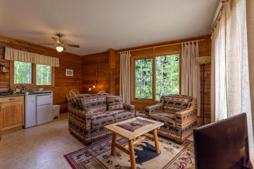泰特若讷卡什米卡山山林小屋及小木屋的客厅配有两把椅子和一张桌子