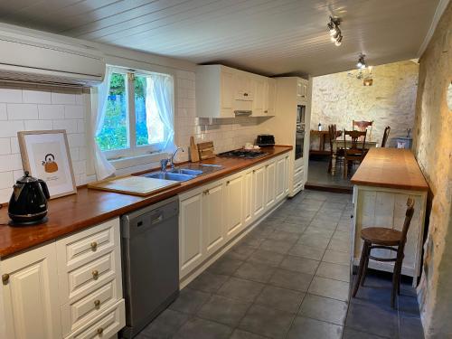 斯特灵Stirling Cottage的厨房配有水槽和台面