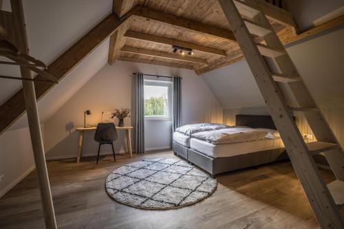 BornerbroekVakantiehuis in een prachtige bosrijke omgeving in Twente!的阁楼卧室配有1张床和1张书桌