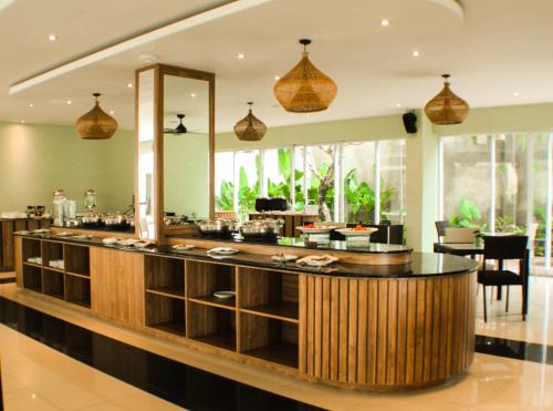 库塔Crystalkuta Hotel - Bali的一间位于客房中间的带酒吧的餐厅