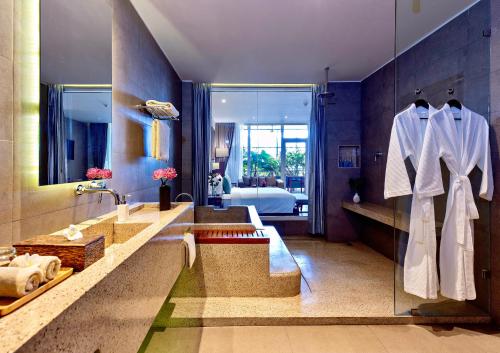 金边Indra Hotel的一间带两个盥洗盆和大镜子的浴室