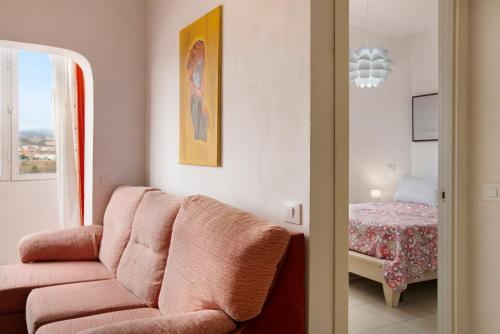 大加那利岛拉斯帕尔马斯Casa Ferro的带沙发的客厅和卧室