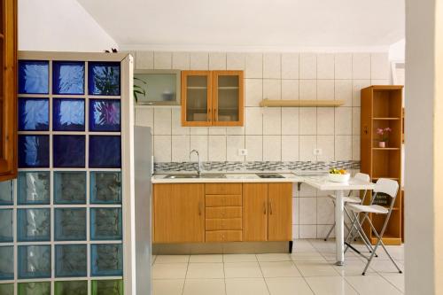 大加那利岛拉斯帕尔马斯Casa Ferro的厨房配有水槽和桌子