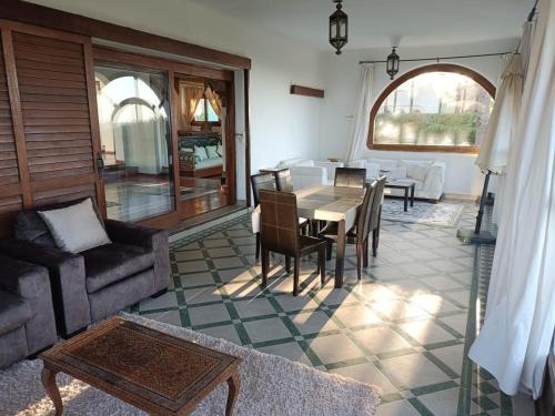 杰迪代Villa meublée face à la mer, Golf et Verdure的客厅配有沙发和桌椅
