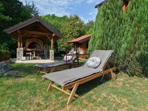 Donji ZvečajLavanda Land - Villa Tanya Mrežnica的庭院里摆放着几把躺椅,还有一个凉亭