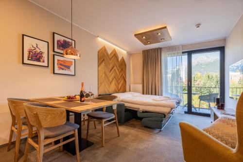 什特尔布斯凯普莱索APLEND Lake Resort的酒店客房带一张床、一张桌子和椅子