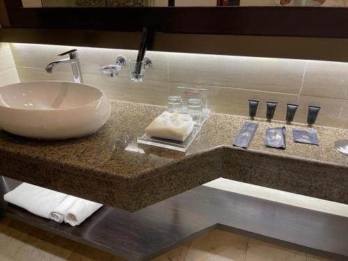 利雅德Voyage Hotel & Suites的浴室柜台设有水槽和水槽
