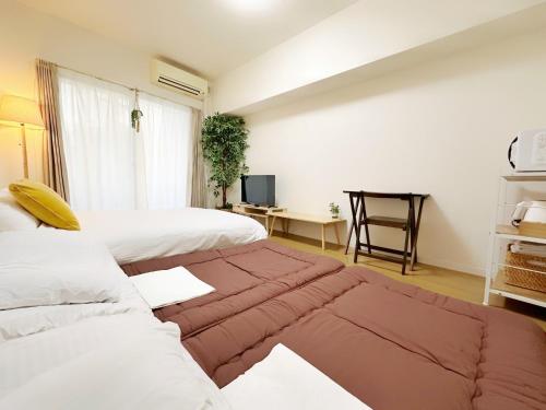 福冈Picoro Hakata - Vacation STAY 11336的酒店客房,设有两张床和一张沙发