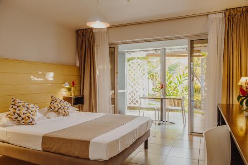 圣吉尔莱班阿希佩尔公寓的酒店客房设有一张床和一个阳台。
