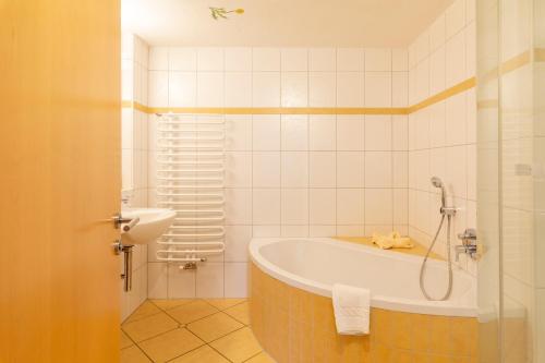 瑟尔特里萨酒店的带浴缸和盥洗盆的浴室