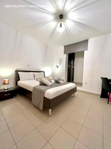 拉纳卡City Flats Apt.C307的一间卧室配有一张床和吊扇