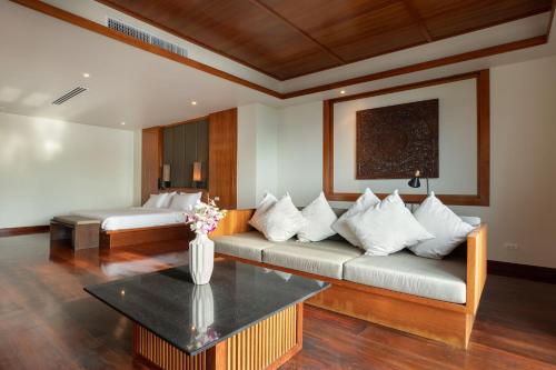 Amphoe ThalangAyara Villa 3 - Unique Gem with Private Pool and Majestic Sea Views的客厅配有沙发和桌子