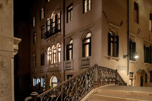 威尼斯Palazzo Maria Formosa的建筑前有楼梯的建筑