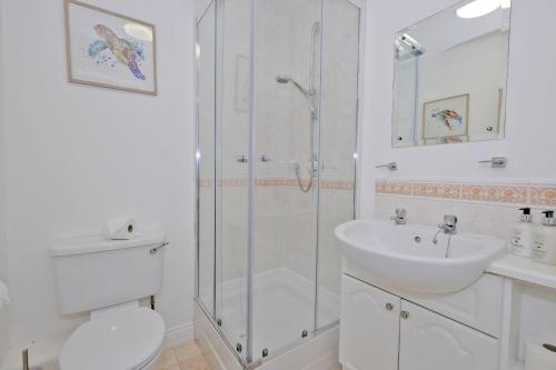 阿伯丁Orange Apartments Beechgrove Gardens的带淋浴、卫生间和盥洗盆的浴室