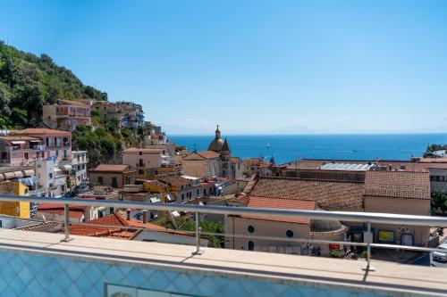 切塔拉Casa Azzurra的从建筑屋顶上可欣赏到城市美景